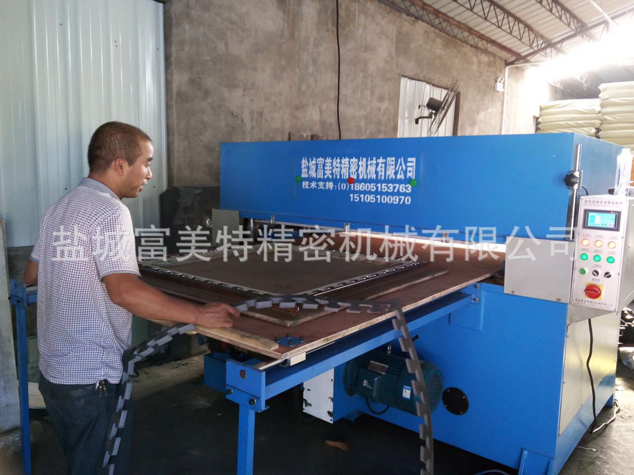 200噸 EVA爬行墊裁斷機1